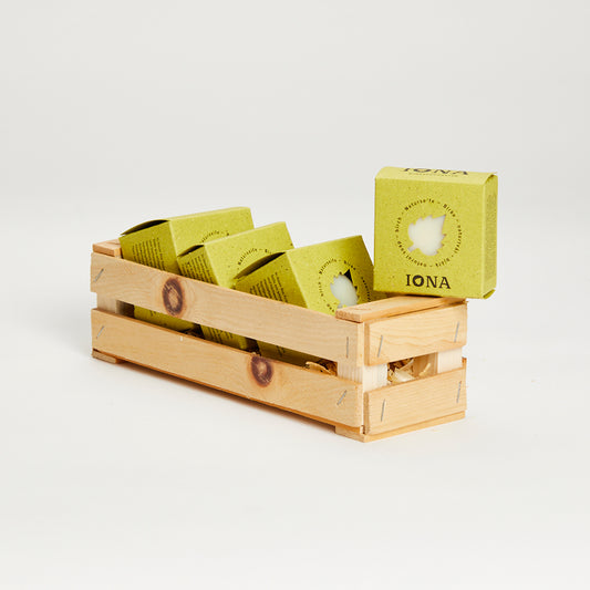 Låda av cembratall med 4 björktvålar (anpassningsbar)